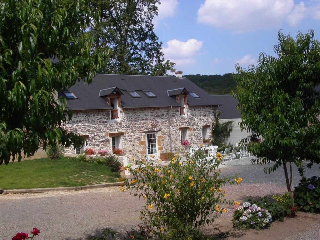 Gite De La Cour Bed and Breakfast Campandré-Valcongrain Værelse billede